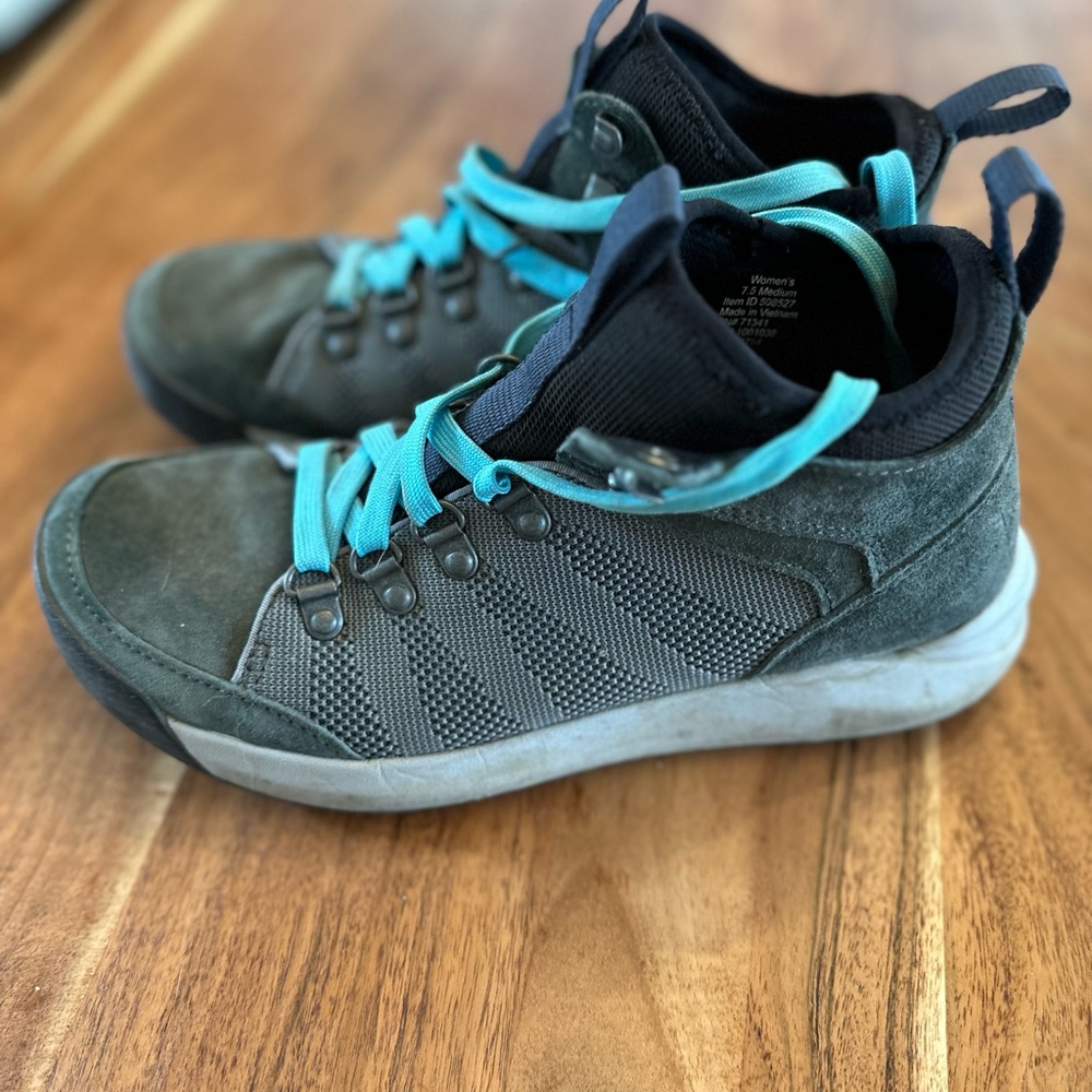 L.L. Bean vista hiker mid level sneakers style 508527
